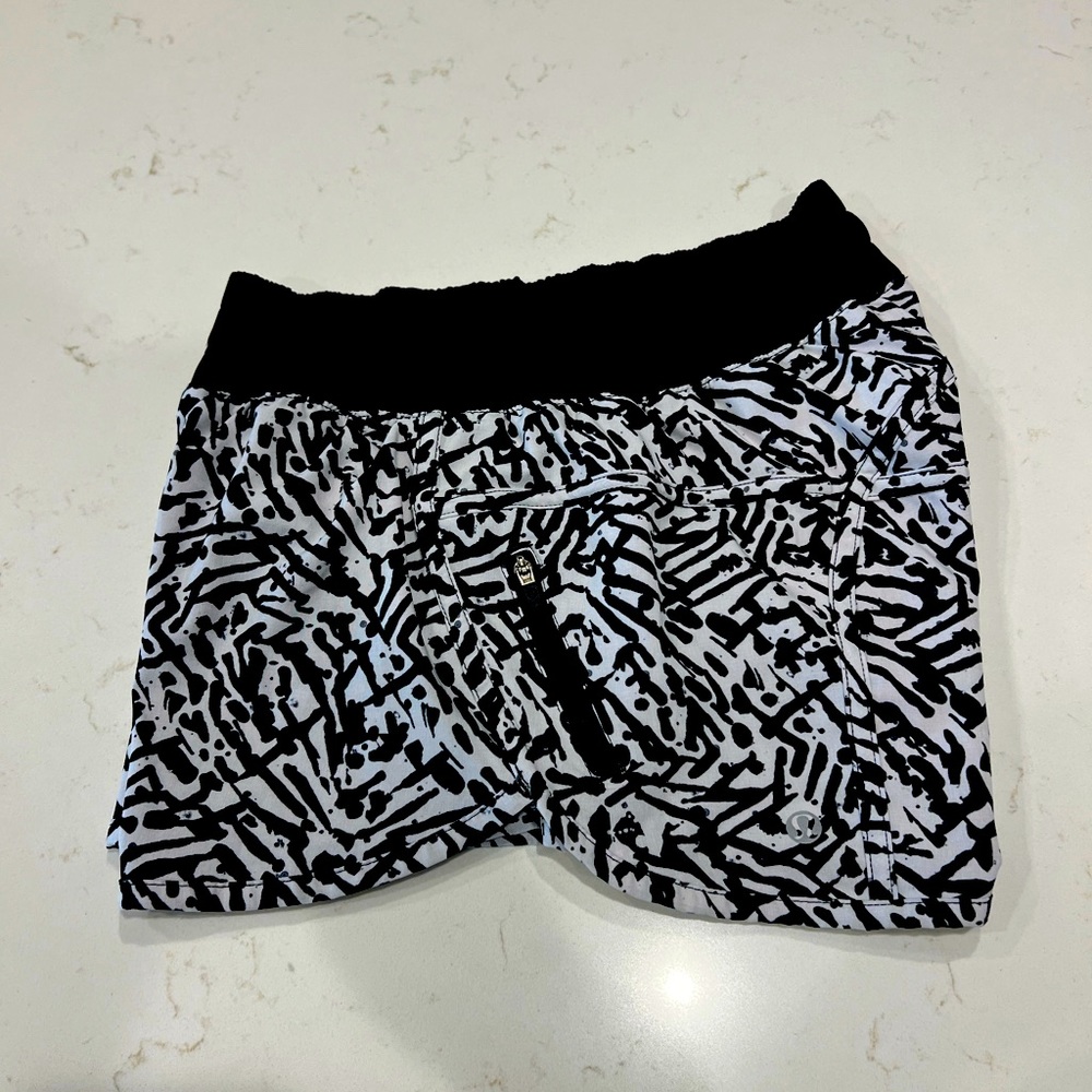 Lululemon Tracker Short III size 4 regular